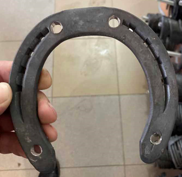 Sprunghufeisen mit Gleitschutzstollen aus professionellem Stahl direkt ab chinesischem Werk, langlebig und effizient, Mindestbestellmenge 2000 St&uuml;ck