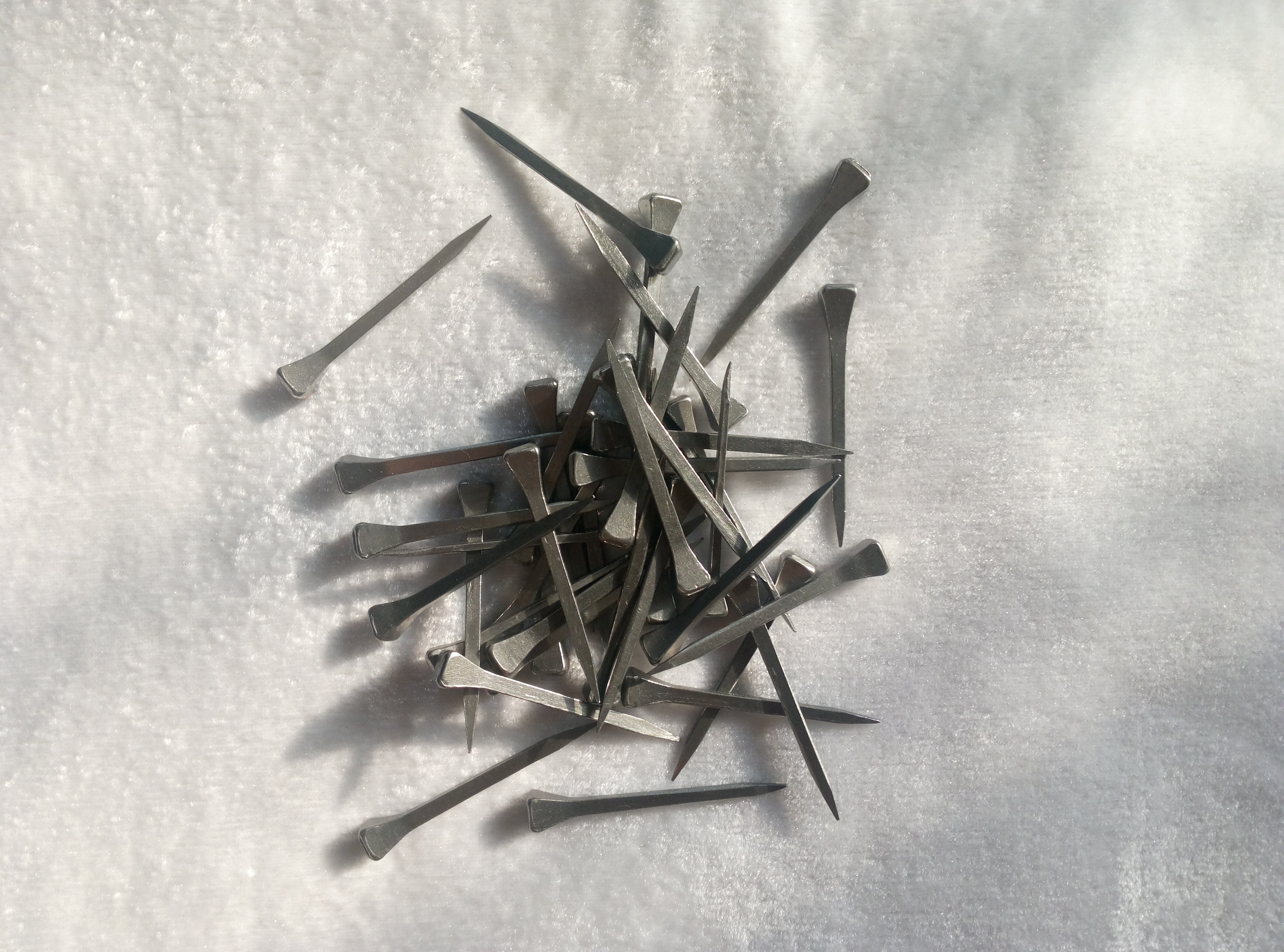 Direktgro&szlig;handel ab chinesischer Fabrik: geschmiedete Hufeisenn&auml;gel aus Stahl, Typ E8, 60.5mm, schwarzoxidiert, poliert und rostschutzbehandelt