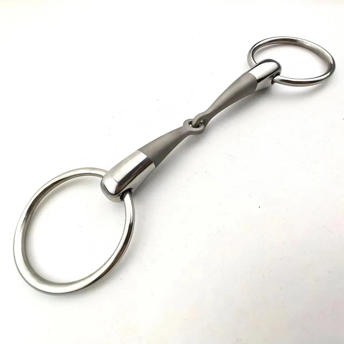 Edelstahl-Ringtrense mit sandgestrahltem massivem, gebrochenem Mundst&uuml;ck