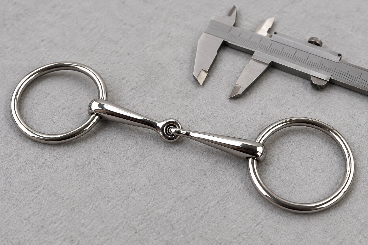 Jointed ring snaffle mouthpiece and ring details